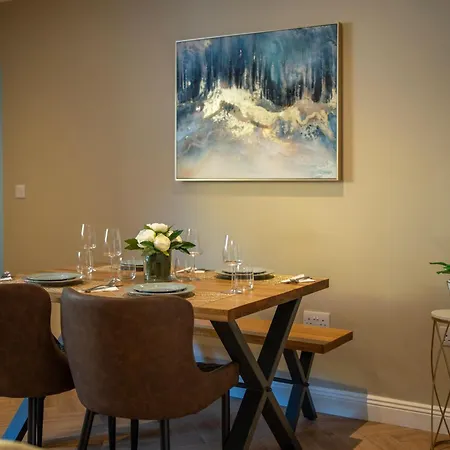 Homes No1 Newmans Mall Lejlighed Kinsale