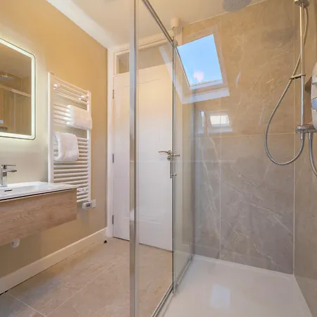 Homes No1 Newmans Mall קינסייל